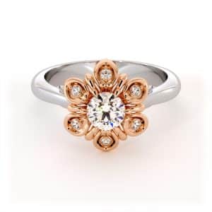 טבעת פרחונית עדינה עם יהלום מעבדה בעיצוב עלי כותרת משובצים