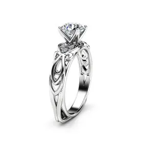 טבעת אירוסין עם שיבוץ יהלום מעבדה בעיצוב אינפיניטי ואלמנט לב מעודן